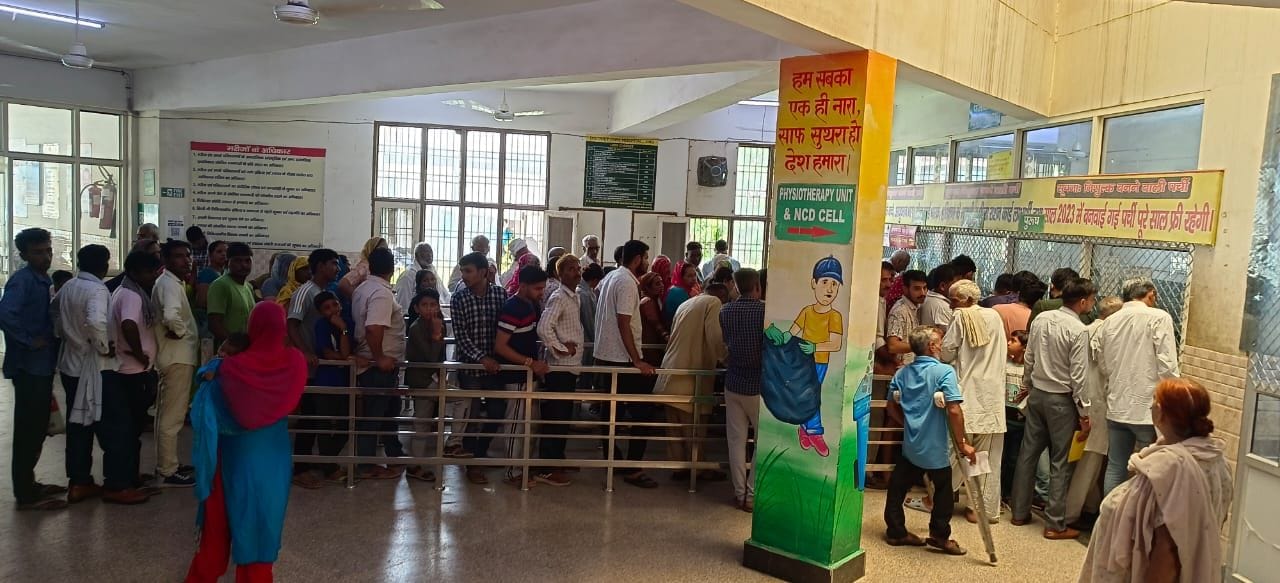 20जेएनडी38 : नागरिक अस्पताल में लगी मरीजों की लाइन। संवाद