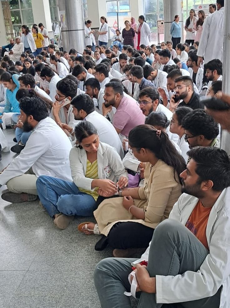 20सीटीके02- कोलकाता प्रकरण में जल्द न्याय की मांगों को लेकर ओपीडी में प्रदर्शन करते रेजिडेंट डॉ 20सीटीके02- कोलकाता प्रकरण में जल्द न्याय की मांगों को लेकर ओपीडी में प्रदर्शन करते रेजिडेंट डॉ
