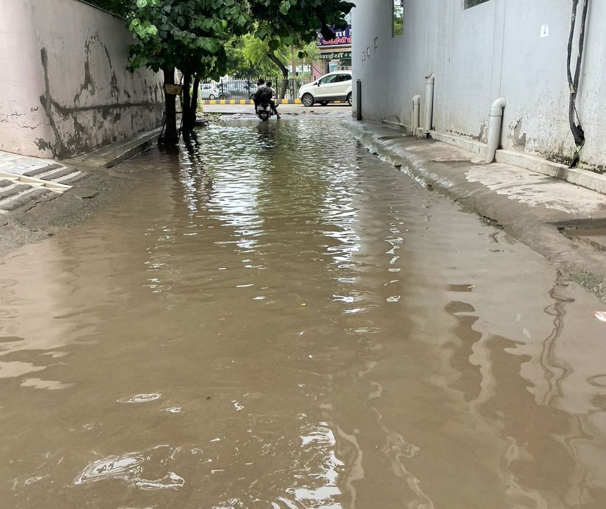 20सीटीके14- डीएलफ कॉलोनी के घरों में सप्लाई हो रहा दूषित जल। स्रोत : अमर उजाला 20सीटीके14- डीएलफ कॉलोनी के घरों में सप्लाई हो रहा दूषित जल। स्रोत : अमर उजाला