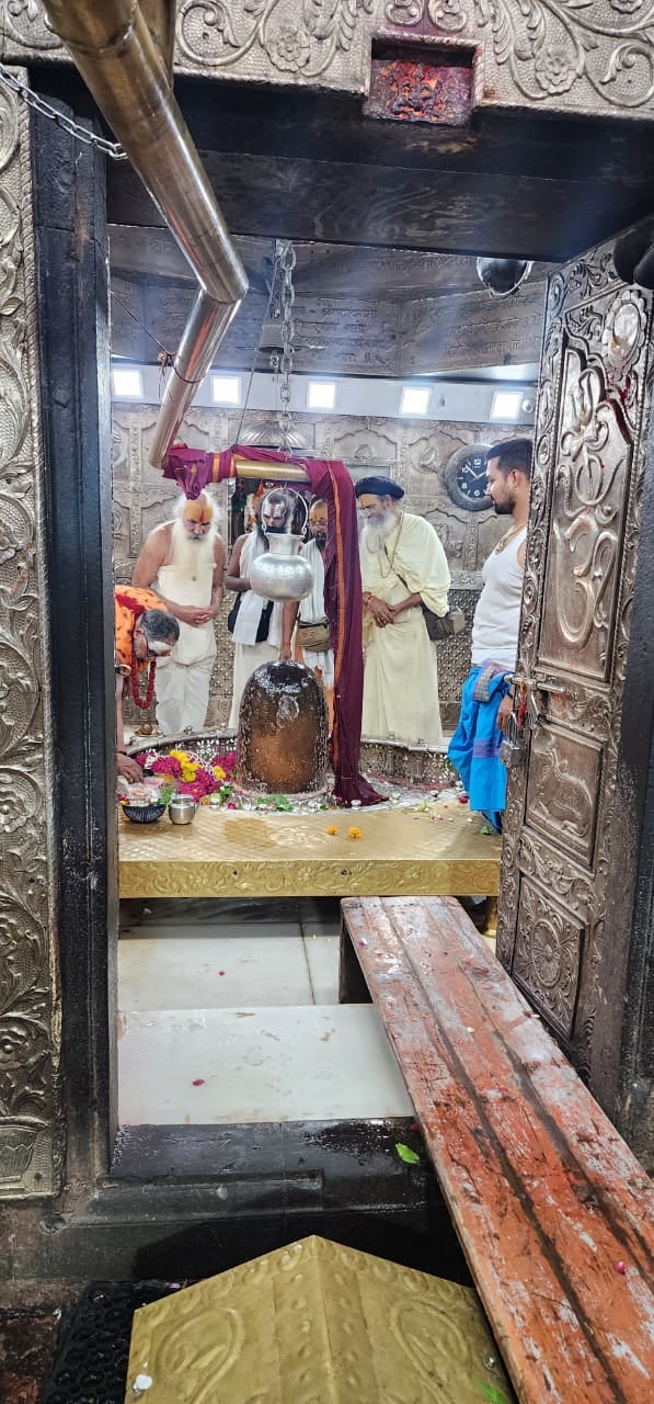 बाबा महाकाल के दर्शन करने पहुंचे महामंडलेश्वर अभिराम दास त्यागी महाराज.... गर्भग्रह मे पहुंचकर बाबा महाकाल के दर्शन करने पहुंचे महामंडलेश्वर अभिराम दास त्यागी महाराज.... गर्भग्रह मे पहुंचकर