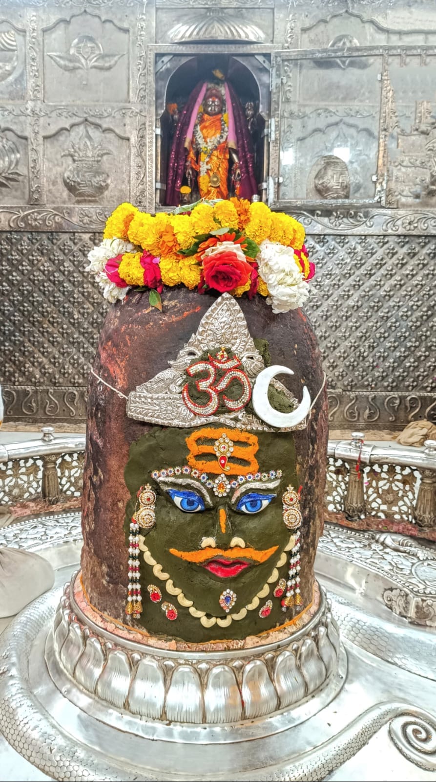 भस्म आरती..... मस्तक पर मुकुट और त्रिकुंड से सजे बाबा महाकाल, फिर रमाई भस्म