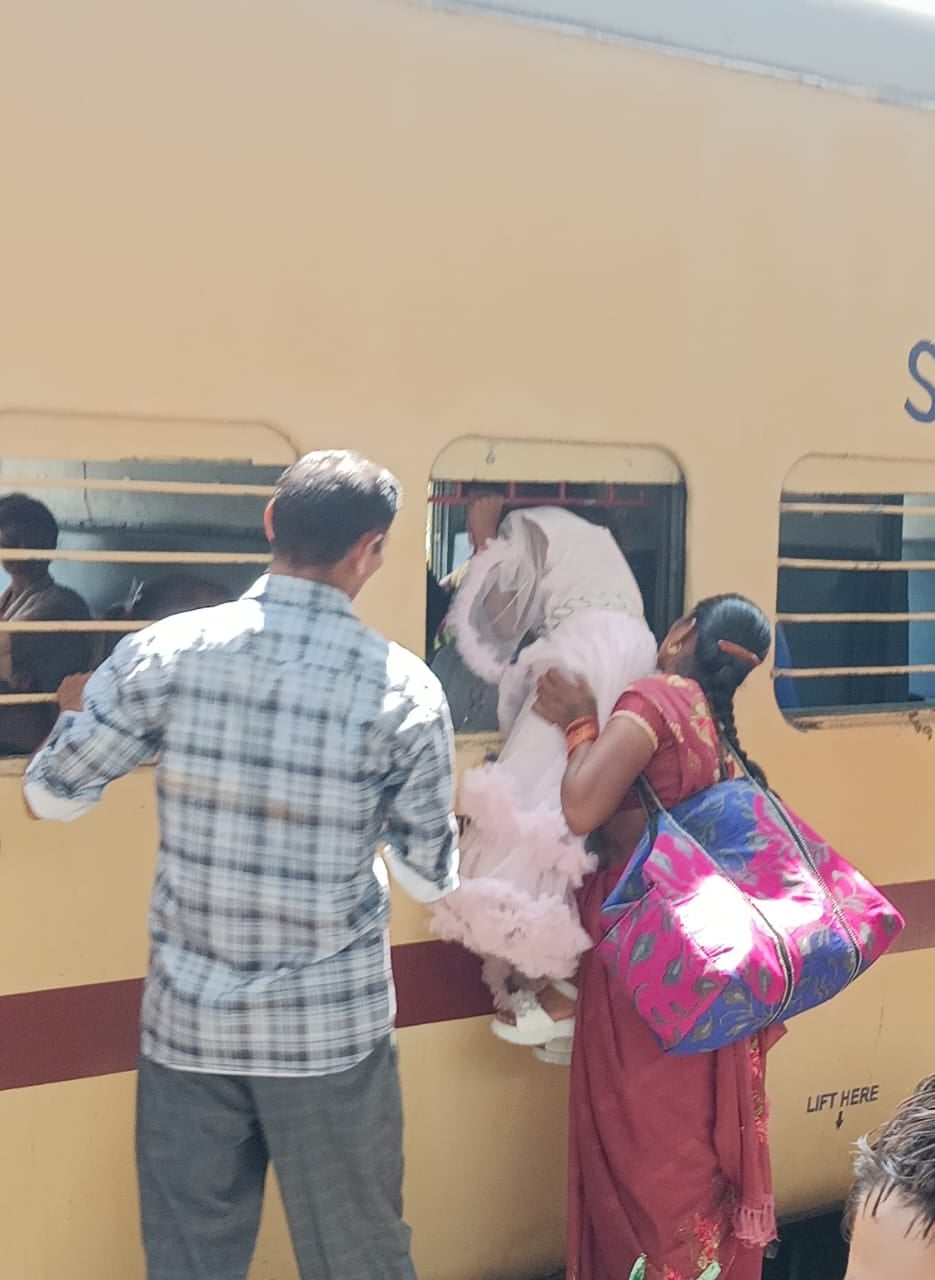 बीसलपुर के ईद गाह चौराहे पर बसों की प्रतीक्षा में खड़े यात्री।संवाद