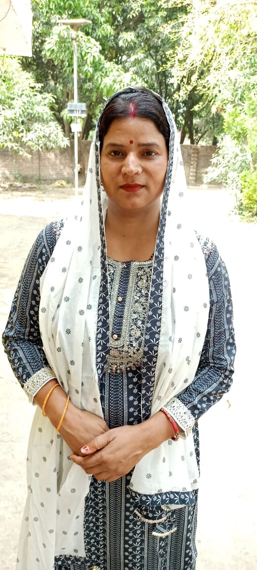 बीसलपुर के ईद गाह चौराहे पर बसों की प्रतीक्षा में खड़े यात्री।संवाद