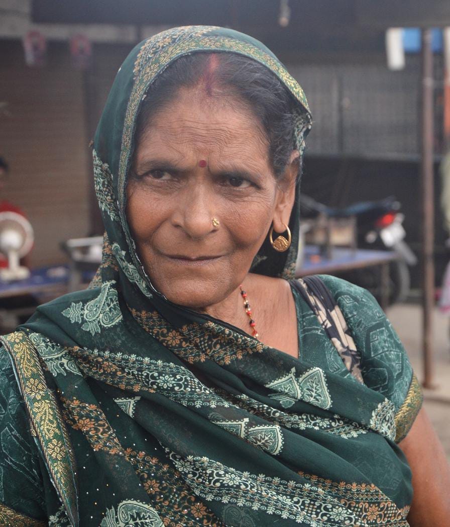 बीसलपुर के ईद गाह चौराहे पर बसों की प्रतीक्षा में खड़े यात्री।संवाद