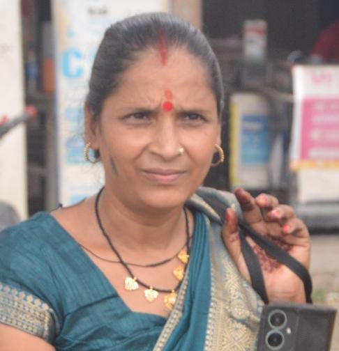 बीसलपुर के ईद गाह चौराहे पर बसों की प्रतीक्षा में खड़े यात्री।संवाद