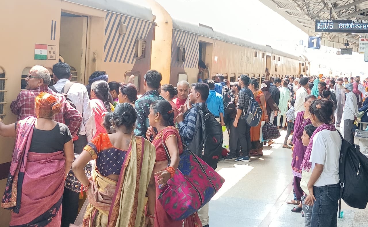 बीसलपुर के ईद गाह चौराहे पर बसों की प्रतीक्षा में खड़े यात्री।संवाद
