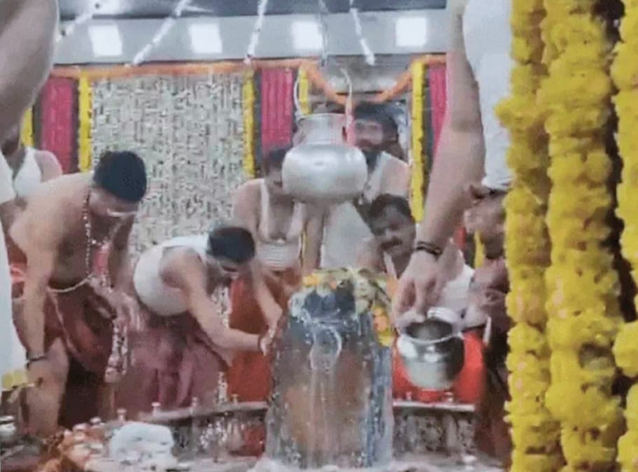 पहले चित्र में गर्भ ग्रह में पहुंचकर भगवान का पूजन करते हुए भाजपा संगठन प्रभारी महेंद्र सिंह...