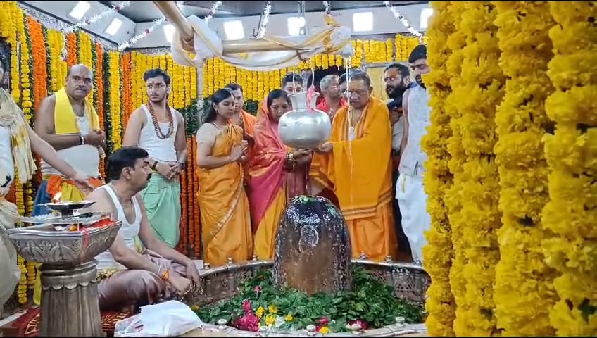पहले चित्र में गर्भ ग्रह में पहुंचकर भगवान का पूजन करते हुए भाजपा संगठन प्रभारी महेंद्र सिंह...