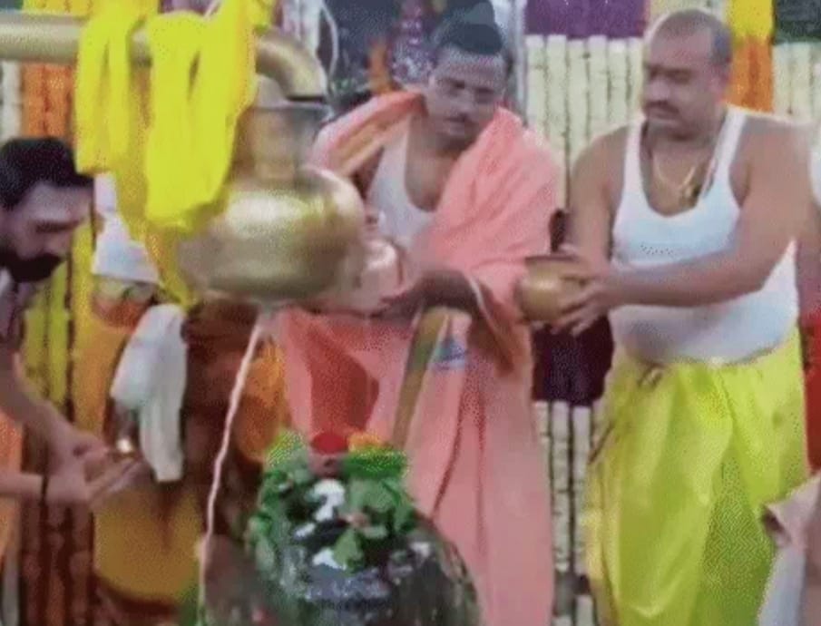 पहले चित्र में गर्भ ग्रह में पहुंचकर भगवान का पूजन करते हुए भाजपा संगठन प्रभारी महेंद्र सिंह...