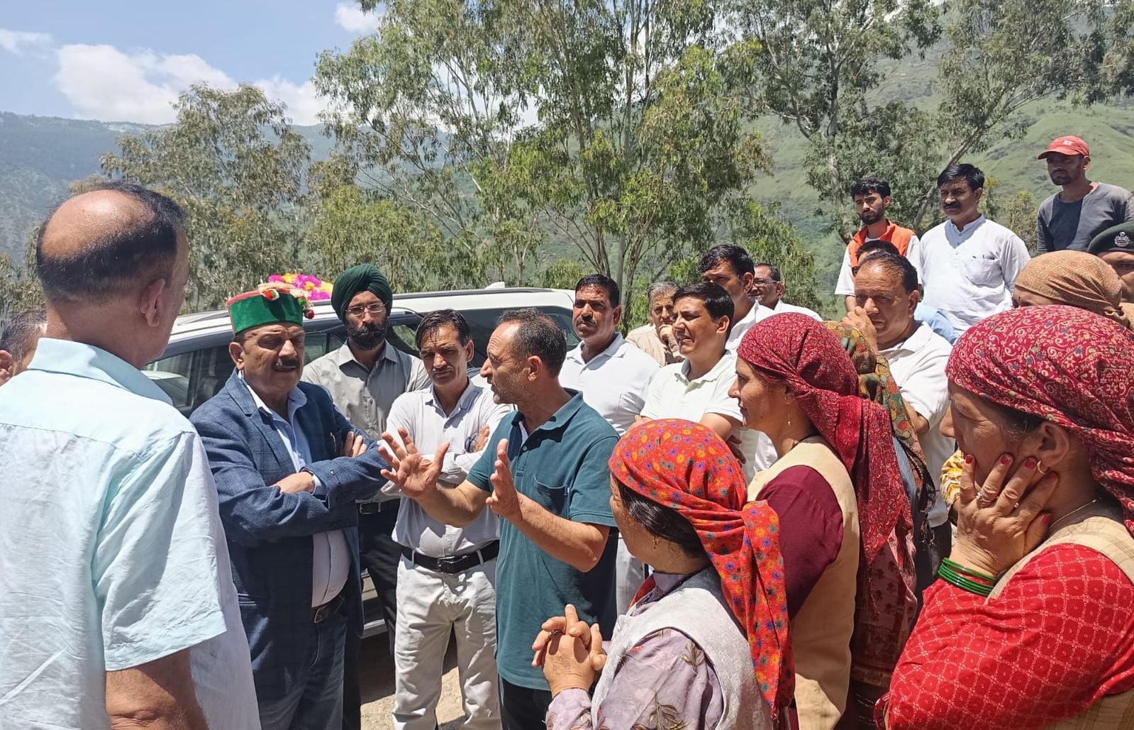 रामपुर के भद्राश में पौधरोपण करते विधायक नंद लाल। संवाद रामपुर के भद्राश में पौधरोपण करते विधायक नंद लाल। संवाद