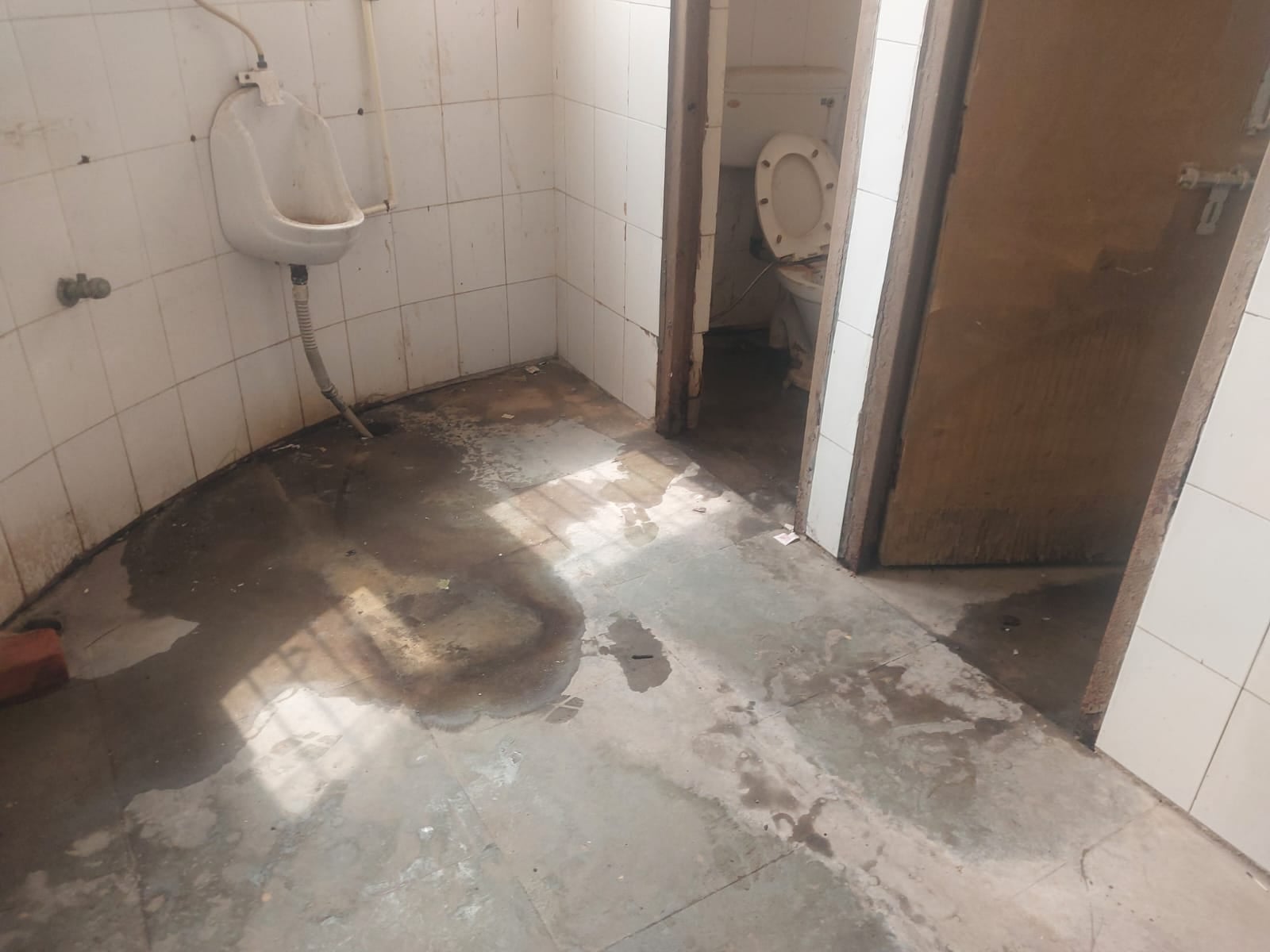 रेवाड़ी। कोसली स्थित मिनी सचिवालय में शौचालय की खस्ताहाल स्थिति। संवाद
