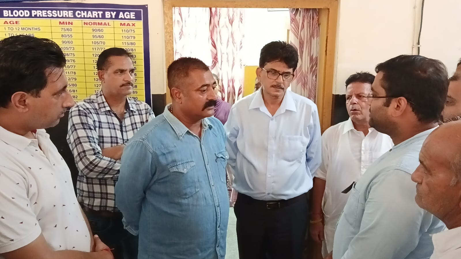 संतोषगढ़ सीएचसी में मरीजों से मिलते हुए पूर्व विधायक सतपाल रायजादा।संवाद संतोषगढ़ सीएचसी में मरीजों से मिलते हुए पूर्व विधायक सतपाल रायजादा।संवाद