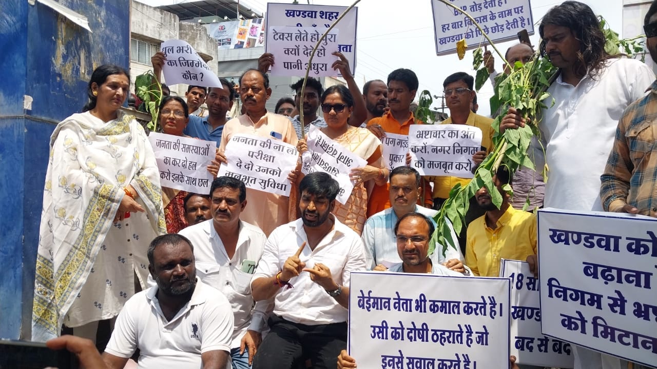 भ्रष्टाचार और सड़क के गड्ढों को लेकर कांग्रेस का विरोध प्रदर्शन