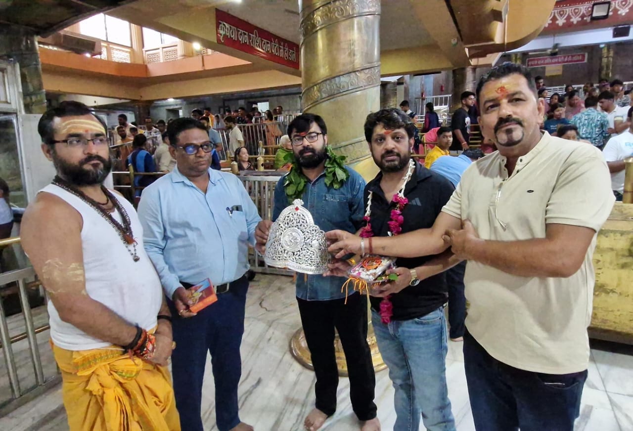 आज भस्म आरती मे वैष्णव तिलक लगाकर सजे कालो के काल बाबा महाकाल... श्रद्धालुओं ने किए चांदी के मु
