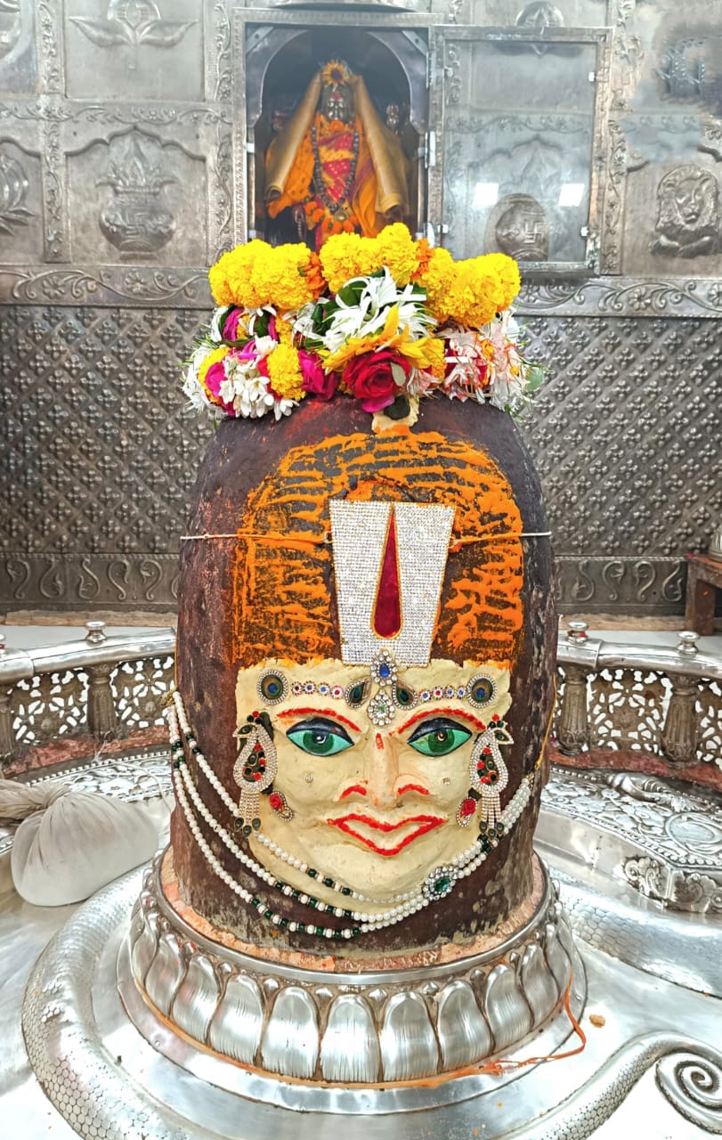 आज भस्म आरती मे वैष्णव तिलक लगाकर सजे कालो के काल बाबा महाकाल... श्रद्धालुओं ने किए चांदी के मु