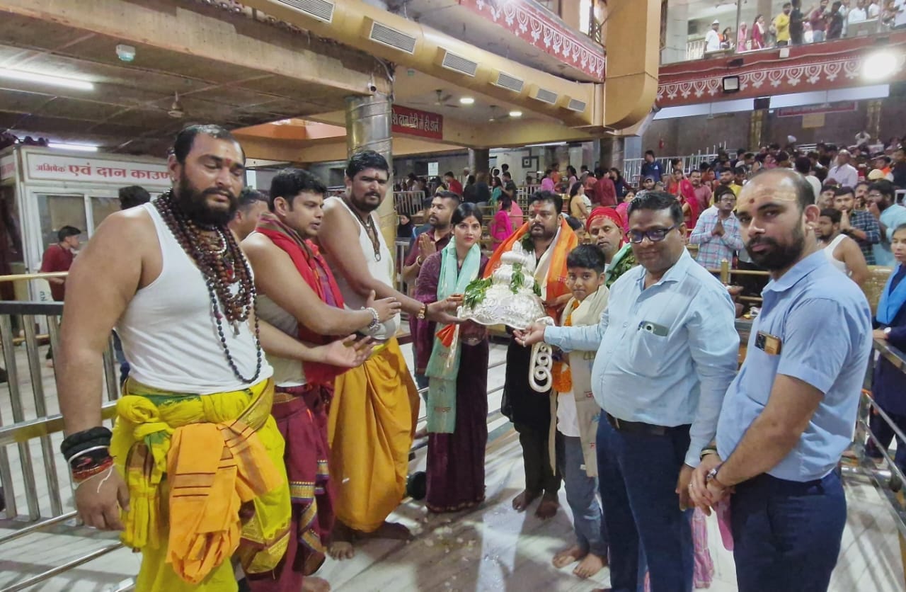 आज भस्म आरती मे वैष्णव तिलक लगाकर सजे कालो के काल बाबा महाकाल... श्रद्धालुओं ने किए चांदी के मु
