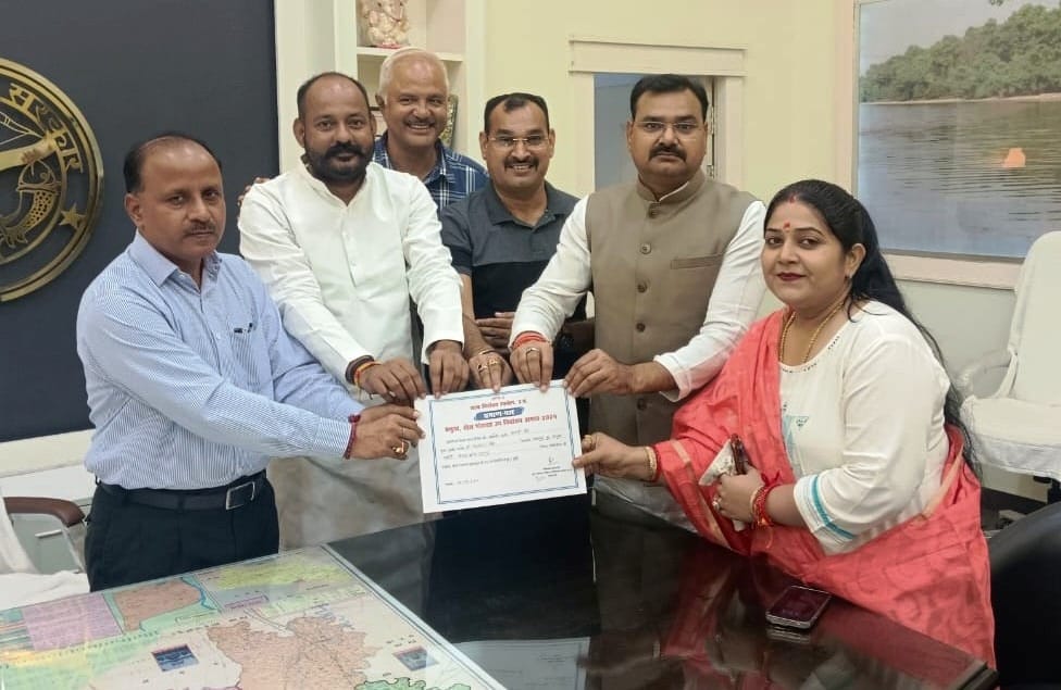 डीएम से शिकायत करते पल्लवी दीक्षित के जेठ आशुतोष दीक्षित।स्रोत:आयोजक डीएम से शिकायत करते पल्लवी दीक्षित के जेठ आशुतोष दीक्षित।स्रोत:आयोजक