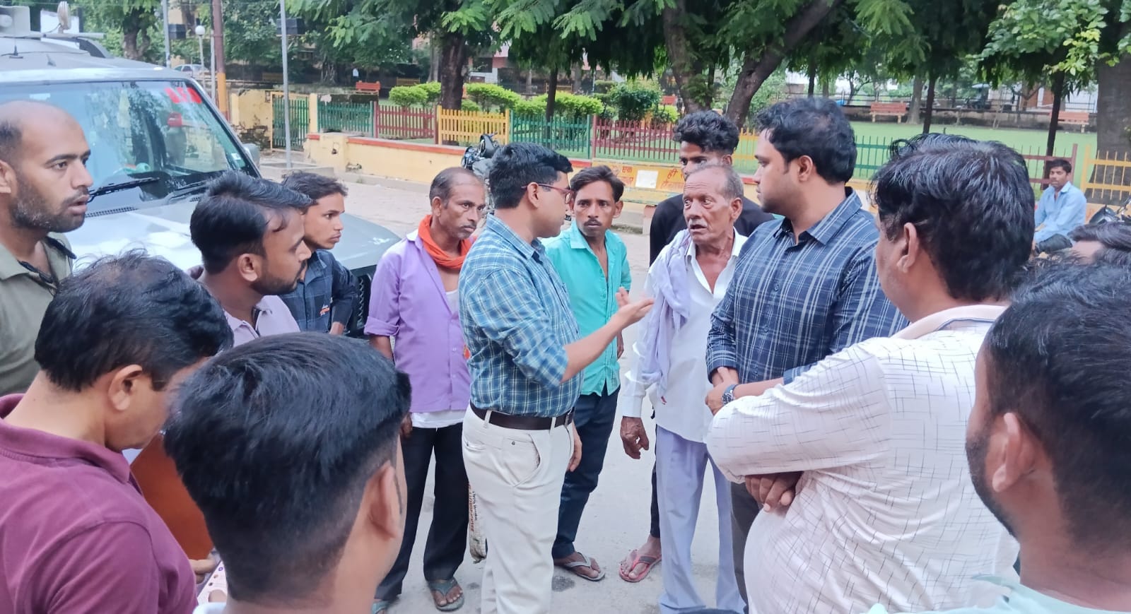 मेडिकल कॉलेज में भर्ती बाघ हमले में घायल मेघनाथ को देखते सीएमएस।संवाद मेडिकल कॉलेज में भर्ती बाघ हमले में घायल मेघनाथ को देखते सीएमएस।संवाद