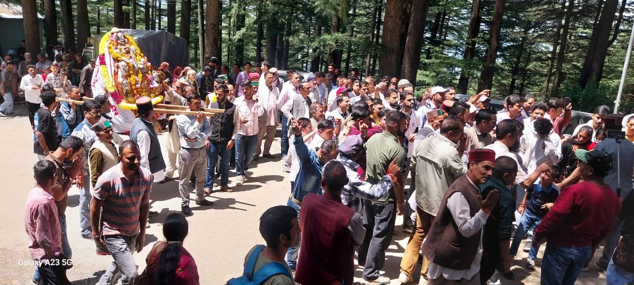 ननखड़ी में दो दिवसीय भादो मेला में देवी देवताओं केा विदाई देते ग्रामीण