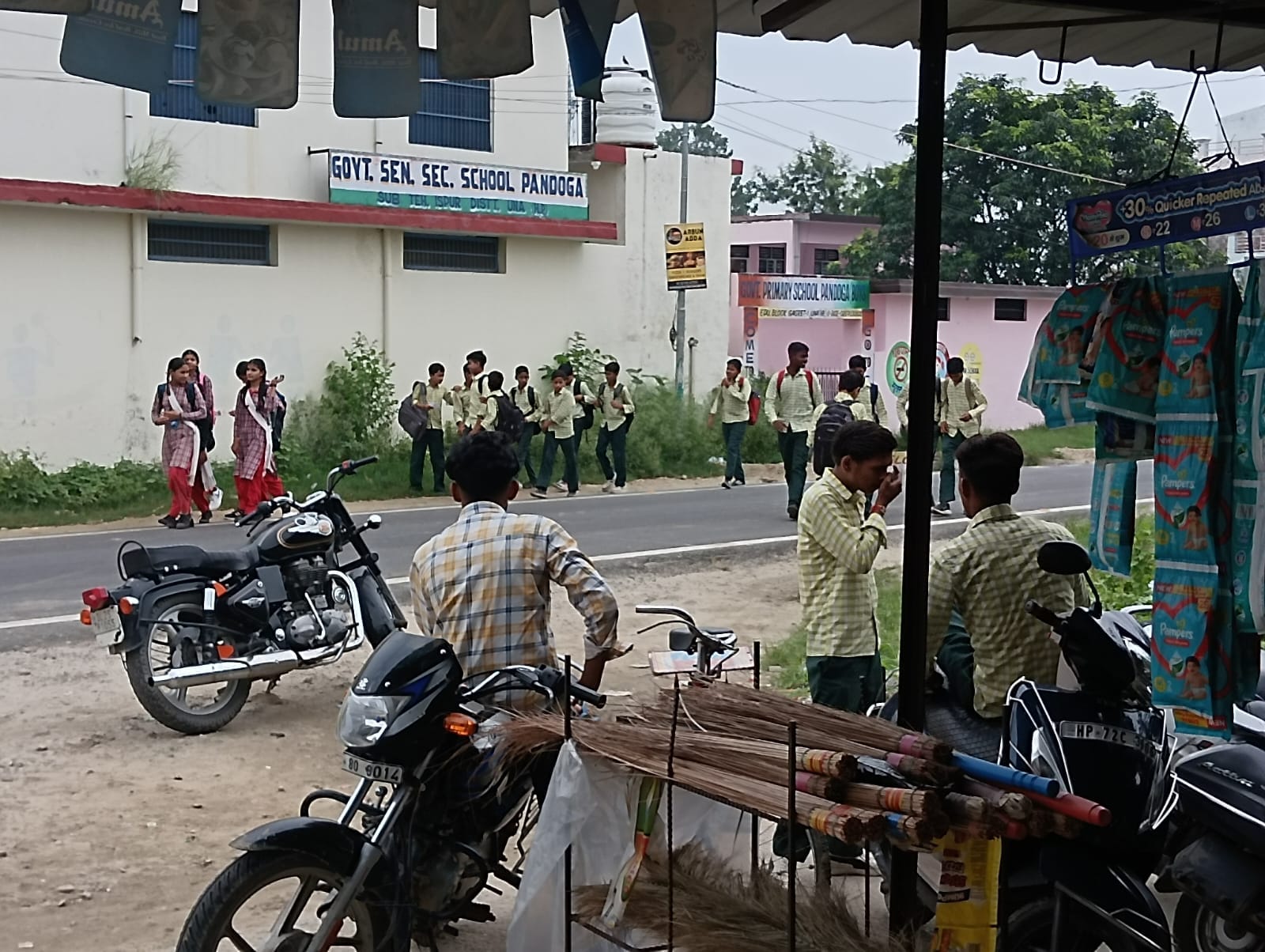 पंडोगा स्कूल के बाहर सड़कों पर घूमते छात्र