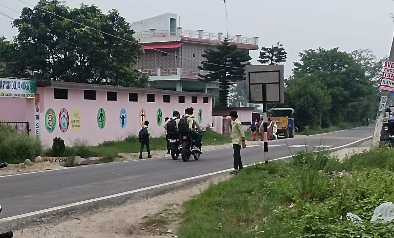 पंडोगा स्कूल के बाहर सड़कों पर घूमते छात्र
