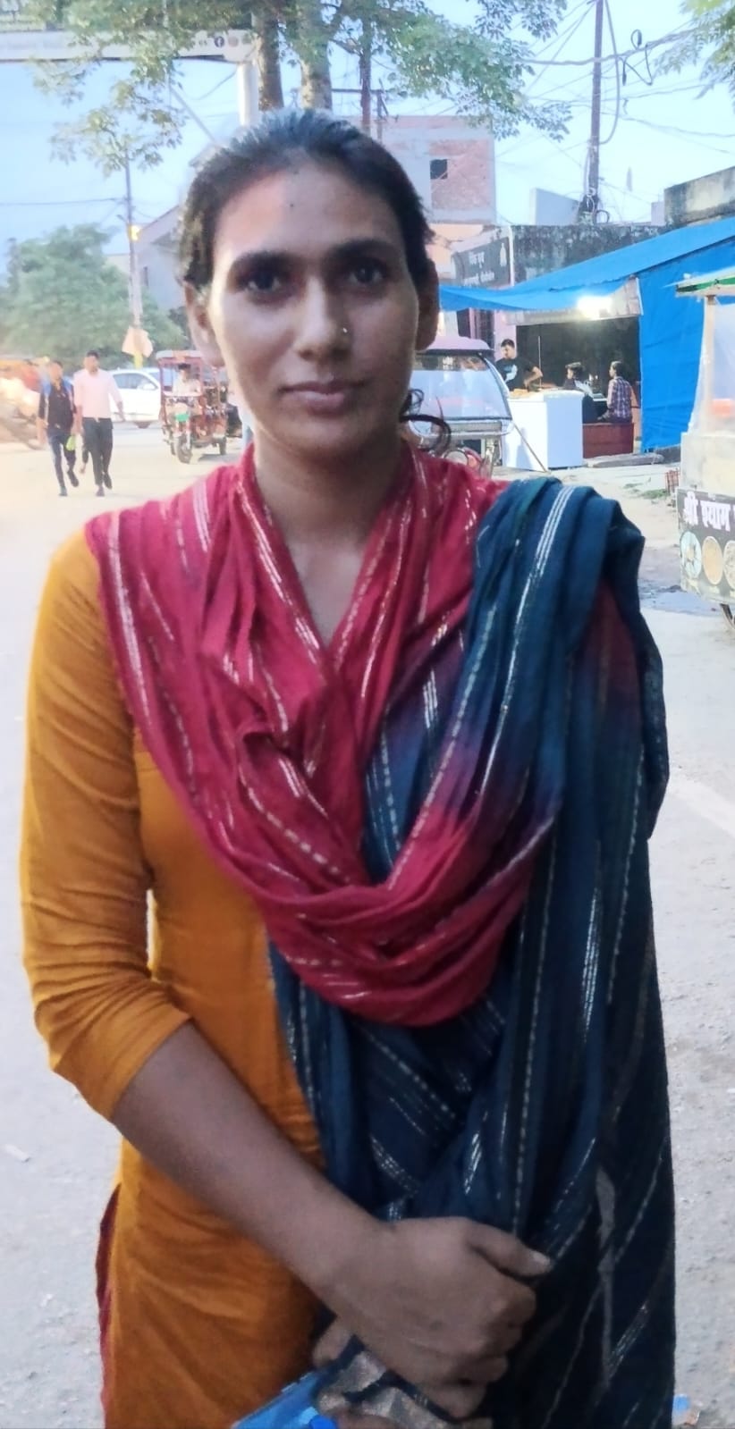 पीलीभीत के रेलवे स्टेशन परिसर में लेटे पुलिस भर्ती परीक्षा देने के लिए आए अभ्यार्थी।संवाद पीलीभीत के रेलवे स्टेशन परिसर में लेटे पुलिस भर्ती परीक्षा देने के लिए आए अभ्यार्थी।संवाद