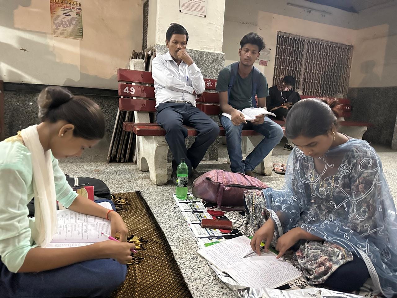 पीलीभीत के रेलवे स्टेशन परिसर में लेटे पुलिस भर्ती परीक्षा देने के लिए आए अभ्यार्थी।संवाद पीलीभीत के रेलवे स्टेशन परिसर में लेटे पुलिस भर्ती परीक्षा देने के लिए आए अभ्यार्थी।संवाद