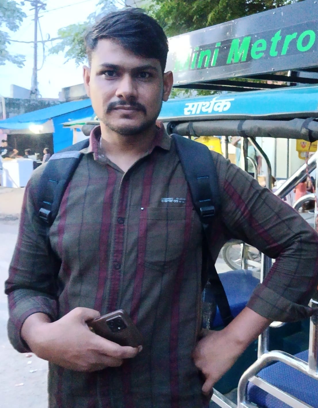 पीलीभीत के रेलवे स्टेशन परिसर में लेटे पुलिस भर्ती परीक्षा देने के लिए आए अभ्यार्थी।संवाद पीलीभीत के रेलवे स्टेशन परिसर में लेटे पुलिस भर्ती परीक्षा देने के लिए आए अभ्यार्थी।संवाद