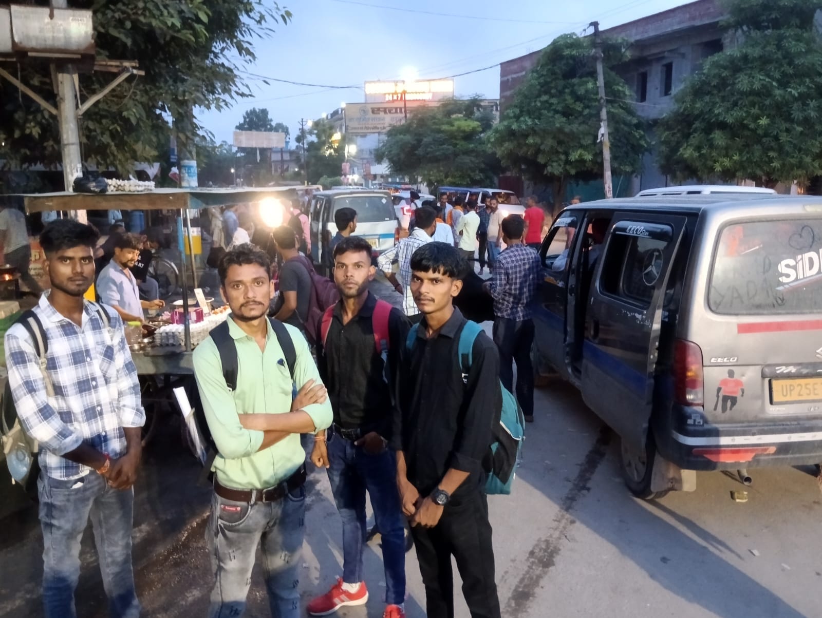 पीलीभीत के रेलवे स्टेशन परिसर में लेटे पुलिस भर्ती परीक्षा देने के लिए आए अभ्यार्थी।संवाद पीलीभीत के रेलवे स्टेशन परिसर में लेटे पुलिस भर्ती परीक्षा देने के लिए आए अभ्यार्थी।संवाद
