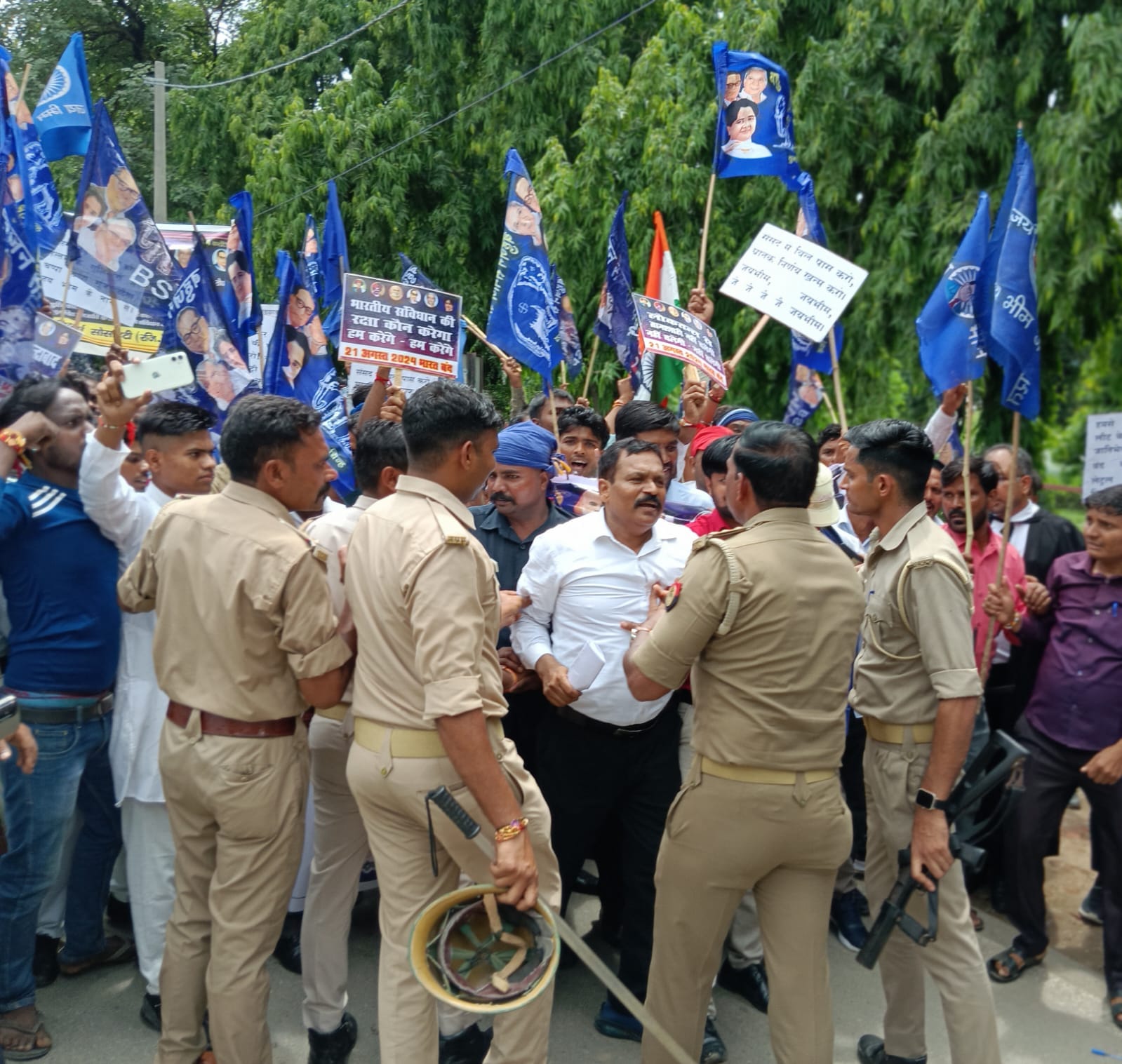 पीलीभीत शहर के नेहरू ऊर्जा उघान के पास विरोध प्रदर्शन करते आजाद समाज पार्टी के कार्यकर्ता।संवाद पीलीभीत शहर के नेहरू ऊर्जा उघान के पास विरोध प्रदर्शन करते आजाद समाज पार्टी के कार्यकर्ता।संवाद