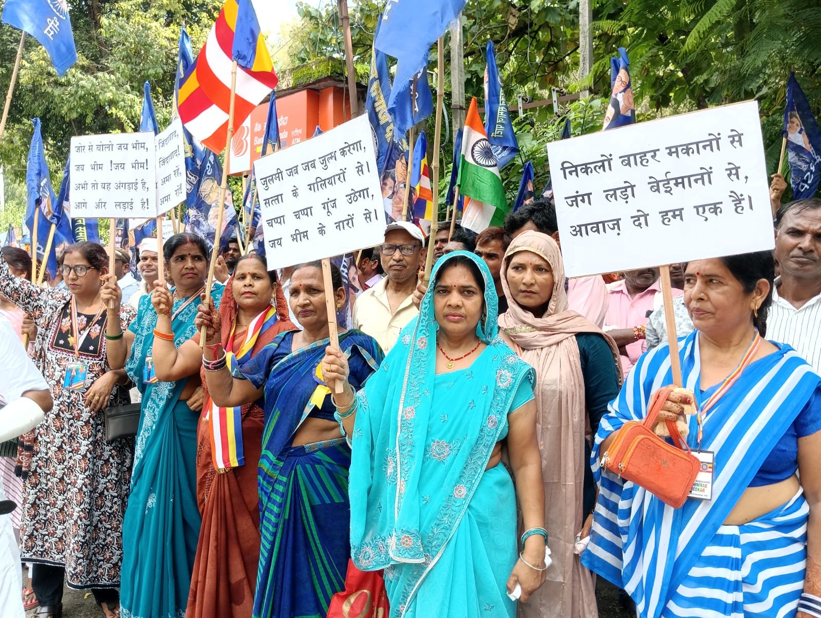 पीलीभीत शहर के नेहरू ऊर्जा उघान के पास विरोध प्रदर्शन करते आजाद समाज पार्टी के कार्यकर्ता।संवाद पीलीभीत शहर के नेहरू ऊर्जा उघान के पास विरोध प्रदर्शन करते आजाद समाज पार्टी के कार्यकर्ता।संवाद