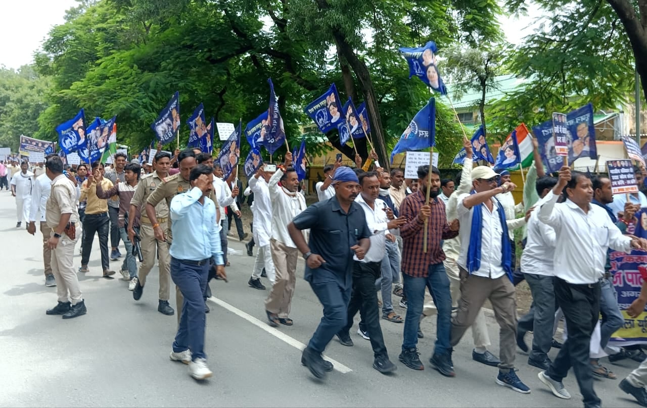 पीलीभीत शहर के नेहरू ऊर्जा उघान के पास विरोध प्रदर्शन करते आजाद समाज पार्टी के कार्यकर्ता।संवाद पीलीभीत शहर के नेहरू ऊर्जा उघान के पास विरोध प्रदर्शन करते आजाद समाज पार्टी के कार्यकर्ता।संवाद