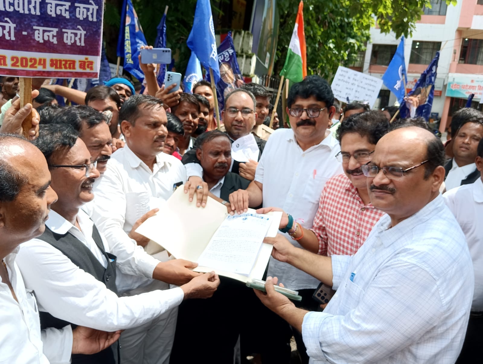 पीलीभीत शहर के नेहरू ऊर्जा उघान के पास विरोध प्रदर्शन करते आजाद समाज पार्टी के कार्यकर्ता।संवाद पीलीभीत शहर के नेहरू ऊर्जा उघान के पास विरोध प्रदर्शन करते आजाद समाज पार्टी के कार्यकर्ता।संवाद