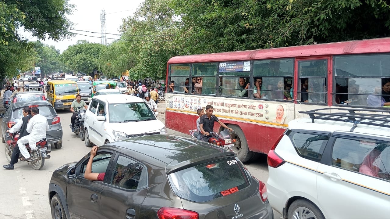 पीलीभीत शहर के नेहरू ऊर्जा उघान के पास विरोध प्रदर्शन करते आजाद समाज पार्टी के कार्यकर्ता।संवाद पीलीभीत शहर के नेहरू ऊर्जा उघान के पास विरोध प्रदर्शन करते आजाद समाज पार्टी के कार्यकर्ता।संवाद