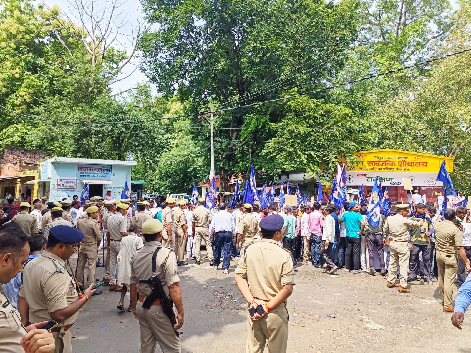 पीलीभीत शहर के नेहरू ऊर्जा उघान के पास विरोध प्रदर्शन करते आजाद समाज पार्टी के कार्यकर्ता।संवाद पीलीभीत शहर के नेहरू ऊर्जा उघान के पास विरोध प्रदर्शन करते आजाद समाज पार्टी के कार्यकर्ता।संवाद