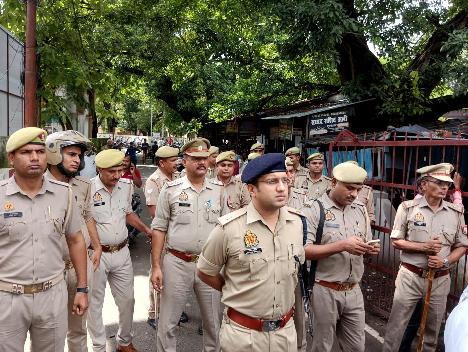 पीलीभीत शहर के नेहरू ऊर्जा उघान के पास विरोध प्रदर्शन करते आजाद समाज पार्टी के कार्यकर्ता।संवाद पीलीभीत शहर के नेहरू ऊर्जा उघान के पास विरोध प्रदर्शन करते आजाद समाज पार्टी के कार्यकर्ता।संवाद