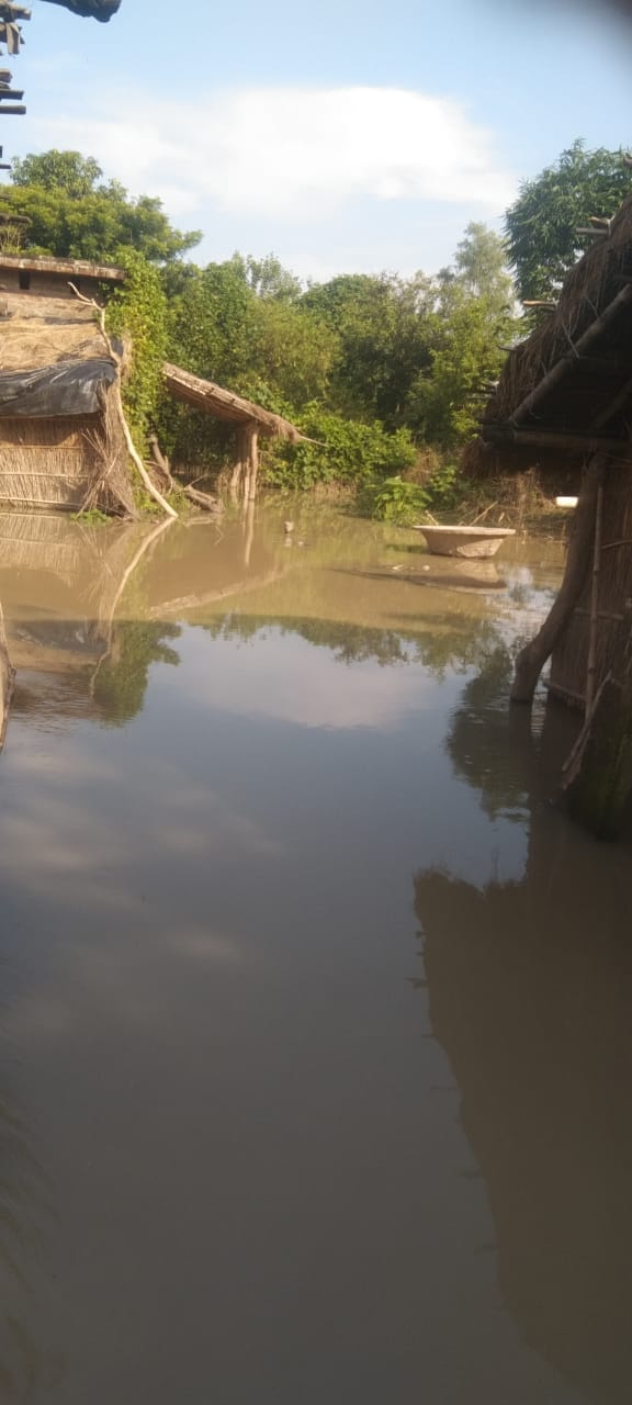 पूरनपुर क्षेत्र की ध्रुव कॉलोनी में जलभराव पर ट्राॅली से सामान सुरक्षित स्थान पर ले जाता ग्रामी पूरनपुर क्षेत्र की ध्रुव कॉलोनी में जलभराव पर ट्राॅली से सामान सुरक्षित स्थान पर ले जाता ग्रामी