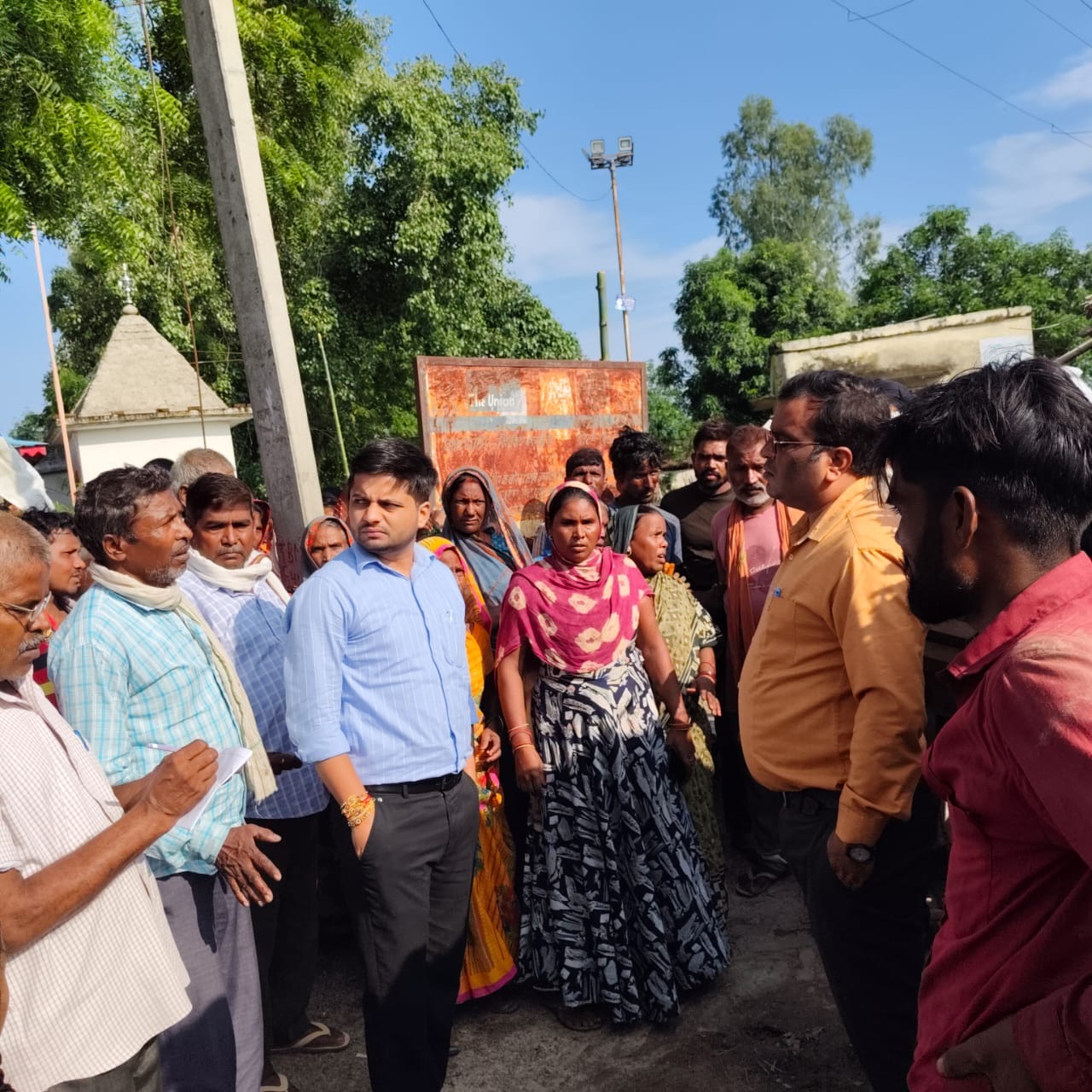 पूरनपुर क्षेत्र की ध्रुव कॉलोनी में जलभराव पर ट्राॅली से सामान सुरक्षित स्थान पर ले जाता ग्रामी पूरनपुर क्षेत्र की ध्रुव कॉलोनी में जलभराव पर ट्राॅली से सामान सुरक्षित स्थान पर ले जाता ग्रामी
