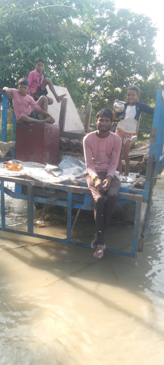पूरनपुर क्षेत्र की ध्रुव कॉलोनी में जलभराव पर ट्राॅली से सामान सुरक्षित स्थान पर ले जाता ग्रामी पूरनपुर क्षेत्र की ध्रुव कॉलोनी में जलभराव पर ट्राॅली से सामान सुरक्षित स्थान पर ले जाता ग्रामी