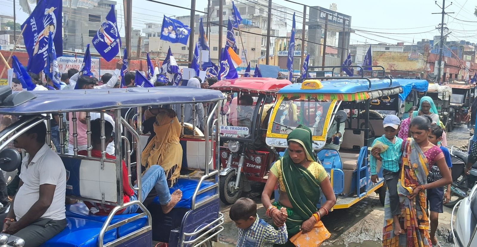 परशुराम पर लगे जाम में फंसे लोग। संवाद