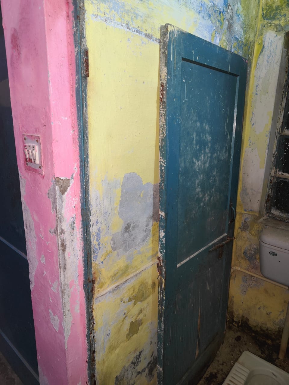 रेलवे कॉलोनी में बने क्वार्टरों की खस्ताहालत। संवाद रेलवे कॉलोनी में बने क्वार्टरों की खस्ताहालत। संवाद