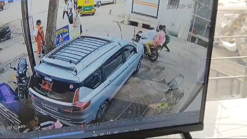सीसीटीवी फुटेज हो रहे वायरल सीसीटीवी फुटेज हो रहे वायरल