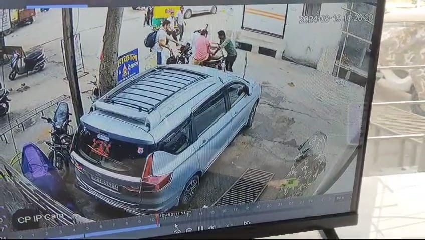 सीसीटीवी फुटेज हो रहे वायरल सीसीटीवी फुटेज हो रहे वायरल