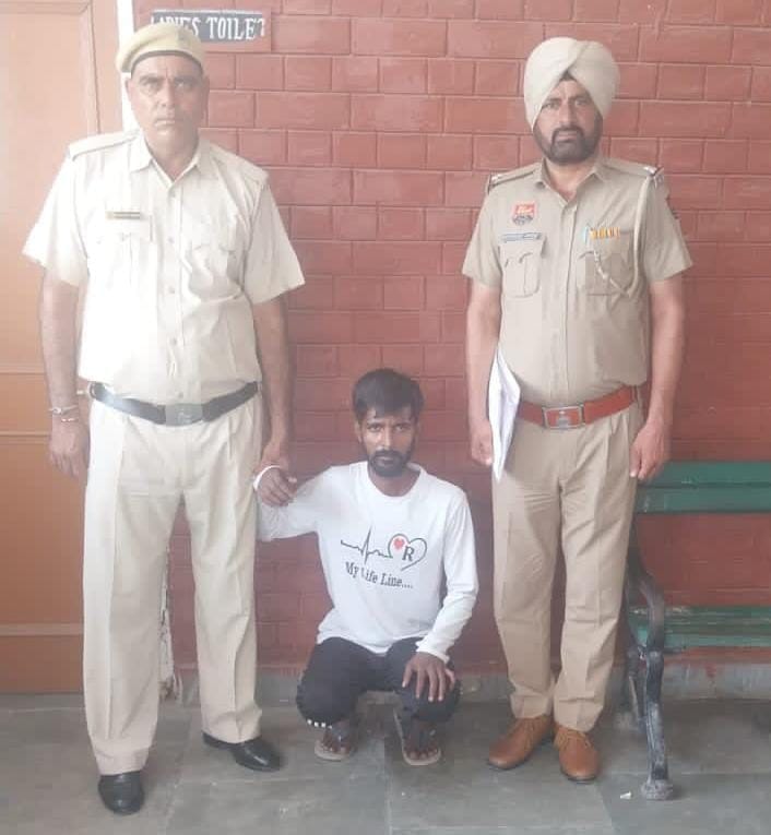 22जेएनडी22: पुलिस गिरफ्त में बाइक चोरी करने का आरोपी। स्रोत पुलिस प्रशासन 22जेएनडी22: पुलिस गिरफ्त में बाइक चोरी करने का आरोपी। स्रोत पुलिस प्रशासन