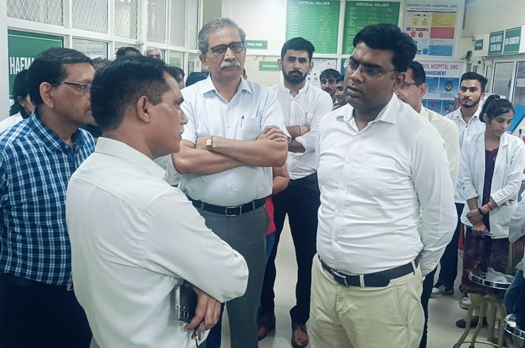 22जेएनडी27 : लैब के बारे में प्रभारी डॉ. अजय चालिया से जानकारी लेते डॉ. अनिल बिरला। संवाद