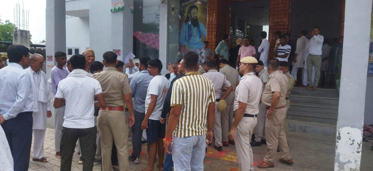 22जेएनडी35: धर्मशाला के बाहर एकजुट हुए हिंदू संगठन के लोग व मौजूद पुलिस। 22जेएनडी35: धर्मशाला के बाहर एकजुट हुए हिंदू संगठन के लोग व मौजूद पुलिस।