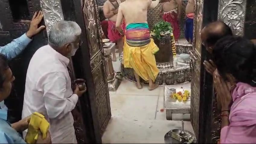 बाबा महाकाल की भस्म आरती में पहुंचे उत्तर प्रदेश के मंत्री स्वतंत्र देव सिंह...चांदी द्वार पर म बाबा महाकाल की भस्म आरती में पहुंचे उत्तर प्रदेश के मंत्री स्वतंत्र देव सिंह...चांदी द्वार पर म