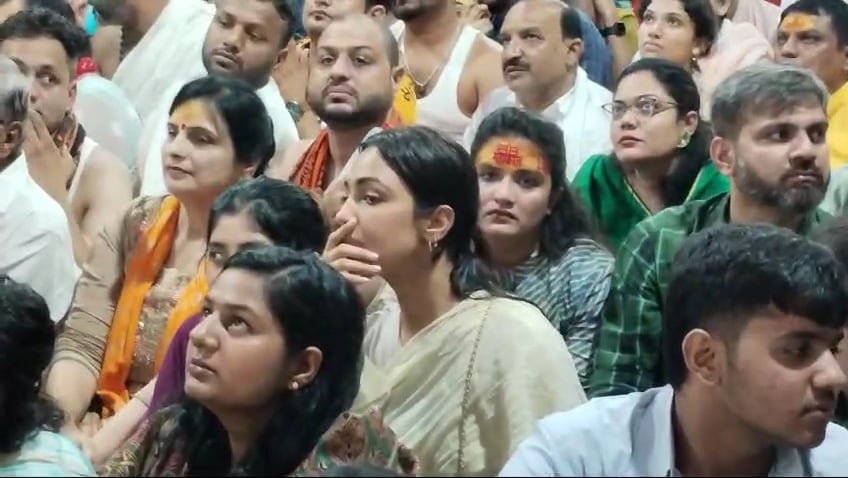 हनी सिंह की बहन स्नेहा....चांदी द्वार से किए भगवान के दर्शन भस्म आरती को भी देखा