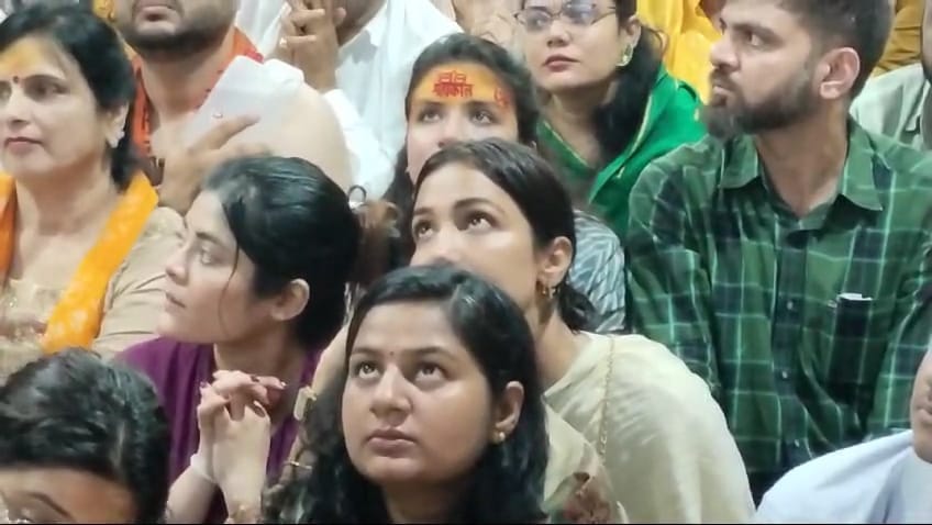 हनी सिंह की बहन स्नेहा....चांदी द्वार से किए भगवान के दर्शन भस्म आरती को भी देखा