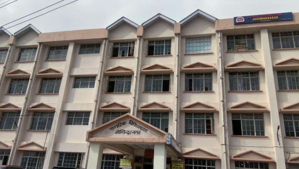 जोगिंद्रनगर अस्पताल में ओपीडी के बाहर मुस्तैद सिक्योरिटी गार्ड। संवाद
